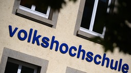 Der Schriftzug "Volkshochschule" an einem Gebäude in Tübingen