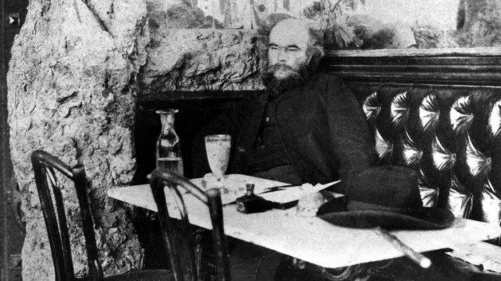 Der Schriftsteller Paul Verlaine sitzt in einem Restaurant in Paris. | Bildquelle: Interfoto/Archiv Friedrich Der Schriftsteller Paul Verlaine sitzt in einem Restaurant in Paris.
