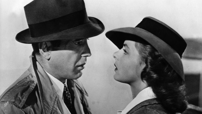 Die Schauspieler Ingrid Bergmann und Humphrey Bogart blicken sich im Film Casablanca tief in die Augen.