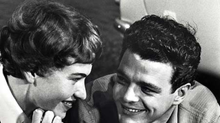 Junges Paar mit Telefunken Kofferradio in den 50er Jahren