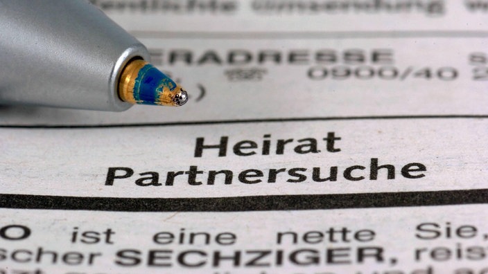 Heiratsanzeige in einer Zeitung. | Bildquelle: imago/imagebroker/waldhäusl Heiratsanzeige in einer Zeitung.