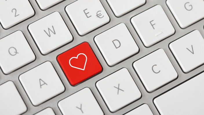 Kennengelernt im Internet: Warum ist diese Art von Liebe vielen so peinlich?