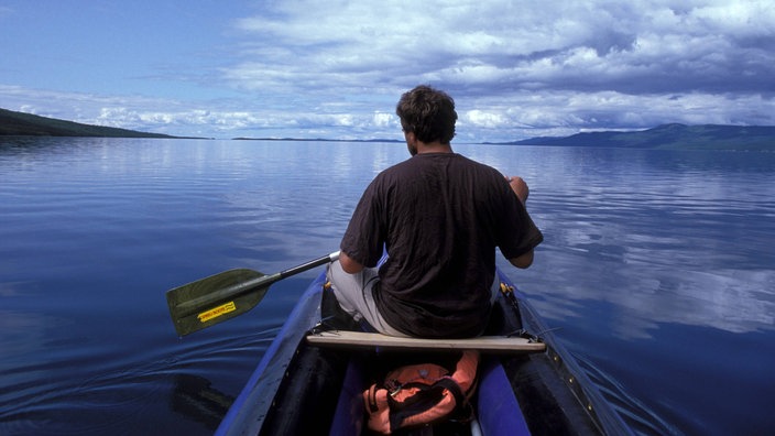 Kanufahrer auf dem Tatshenshini River in Alaska. | Bildquelle: imago/imagebroker/puchinger Kanufahrer auf dem Tatshenshini River in Alaska.