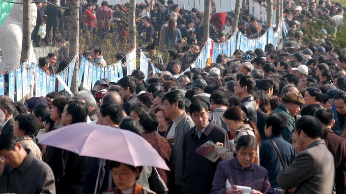 Hunderte von Chinesischen Eltern mit ihren ledigen Töchtern und Söhnen beim Matchmaking in Nanjing.