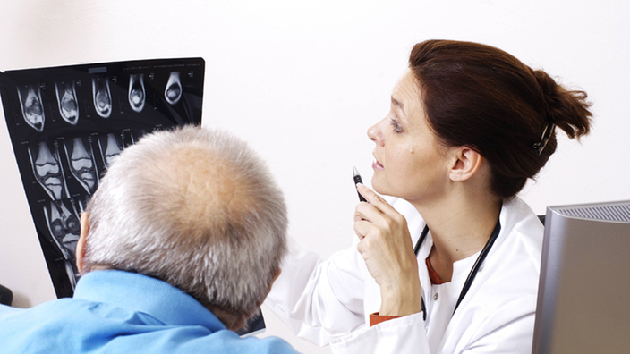 Ein Patient unterhält sich mit einer Ärztin.