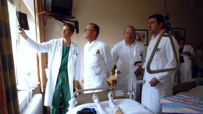 Ein Ärzteteam während der Visite im Krankenhaus.