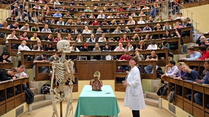 Medizinstudenten sitzen in einer Vorlesung in einem Anatomie-Hörsaal.