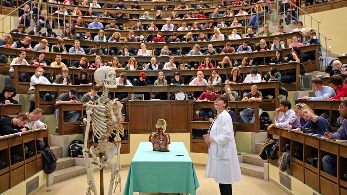 Medizinstudenten sitzen in einer Vorlesung in einem Anatomie-Hörsaal. | Bildquelle: dpa/Picture-Alliance Medizinstudenten sitzen in einer Vorlesung in einem Anatomie-Hörsaal.