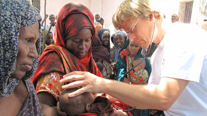 Der "Ärzte ohne Grenzen"-Vorstandsvorsitzende der deutschen Sektion, Tankred Stöbe, untersucht in Mogadischu einen Säugling. | Bildquelle: dpa Der "Ärzte ohne Grenzen"-Vorstandsvorsitzende der deutschen Sektion, Tankred Stöbe, untersucht in Mogadischu einen Säugling.