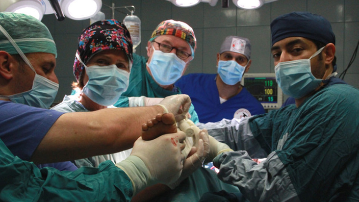 Ein Ärzteteam von Interplast operiert.