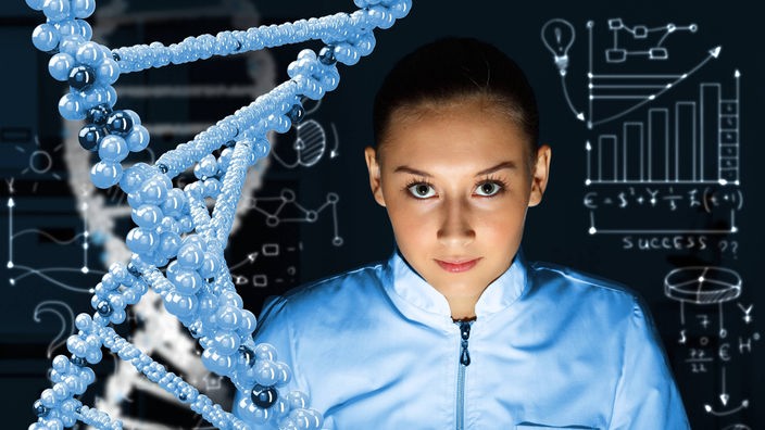 Eine Frau im Forscherkittel neben einem Modell einer DNA-Doppelhelix