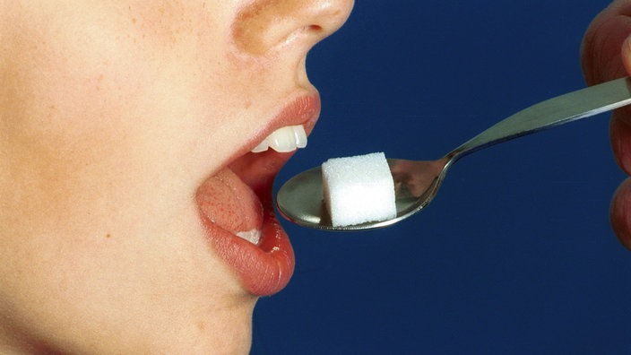 Seitenansicht eines Kindergesichtes, Löffel mit Zuckerwürfel | Bildquelle: BECKER & BREDEL / WDR / action press Seitenansicht eines Kindergesichtes, Löffel mit Zuckerwürfel