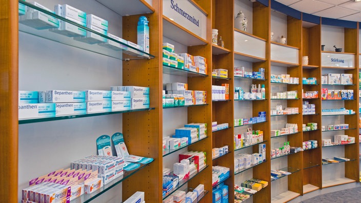 Regale voller Medikamentenschachteln in einer Apotheke. | Bildquelle: mauritius images /ib/Olaf Krüger Regale voller Medikamentenschachteln in einer Apotheke.