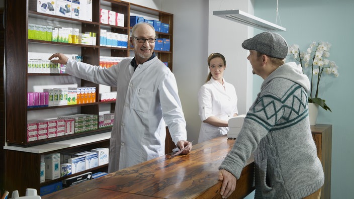 Ein Patient kauft ein Medikament in einer Apotheke. | Bildquelle: WDR/mauritius images/4533362/Lumi Images Ein Patient kauft ein Medikament in einer Apotheke.