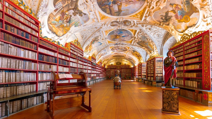 Blick in die theologische Bibliothek von Kloster Strahov in Prag | Bildquelle: picture alliance / imageBROKER / Moritz Wolf Blick in die theologische Bibliothek von Kloster Strahov in Prag