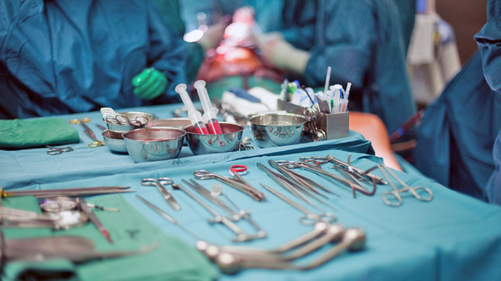 Auf einem grünen Tuch liegen Instrumente für eine Herzoperation bereit.