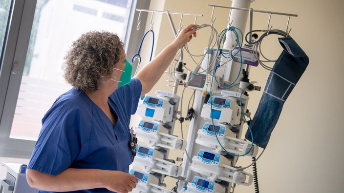 Eine Pflegerin prüft die Geräte auf einer Intensivstation