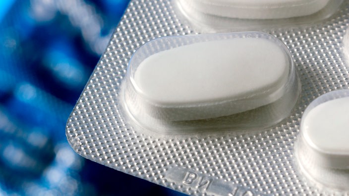 Nahaufnahme: Weiße Tabletten in einer Blisterpackung.