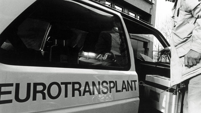 Mann stellt eine Box mit einem Spenderorgan in ein Auto mit der Aufschrift "Eurotransplant" | Bildquelle: laif/Hoogte Mann stellt eine Box mit einem Spenderorgan in ein Auto mit der Aufschrift "Eurotransplant"