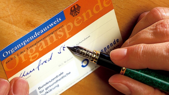 Ein Organspendeausweis wird unterschrieben | Bildquelle: WDR/dpa/Bzga Ein Organspendeausweis wird unterschrieben