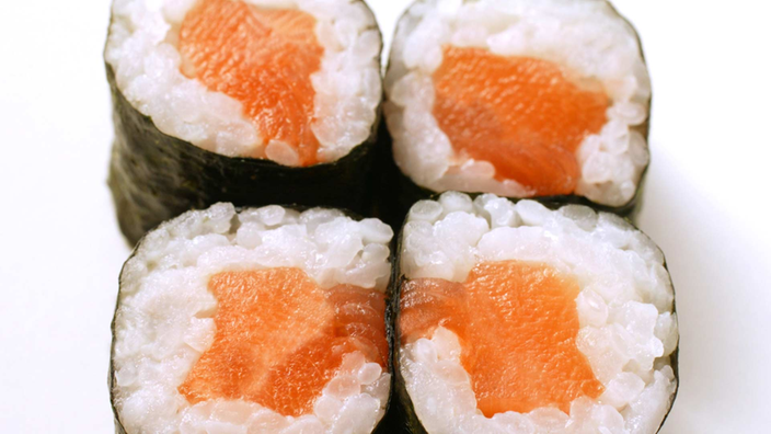 Vier Rollen Sushi aus Reis und Lachs. | Bildquelle: WDR/Stockfood Vier Rollen Sushi aus Reis und Lachs.