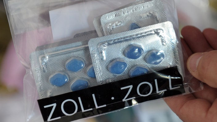 Packung mit blauen Pillen in Karton vom Deutschen Zoll. | Bildquelle: dpa/dpa Picture-Alliance/Boris Roe Packung mit blauen Pillen in Karton vom Deutschen Zoll.