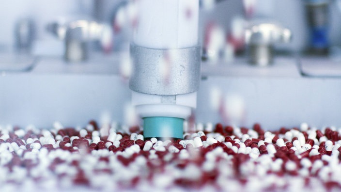 In einem Pharmaunternehmen werden Medikamente hergestellt. | Bildquelle: imago/Science Photo Library In einem Pharmaunternehmen werden Medikamente hergestellt.