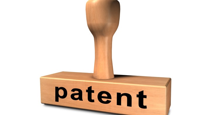 Holzstempel mit der schwarzen Aufschrift "Patent".