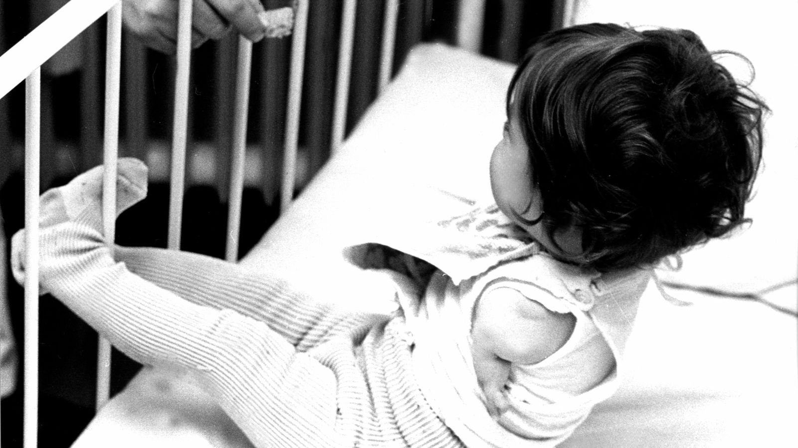 Ein behindertes Kind , das durch Contergan während der Schwangerschaft geschädigt wurde.