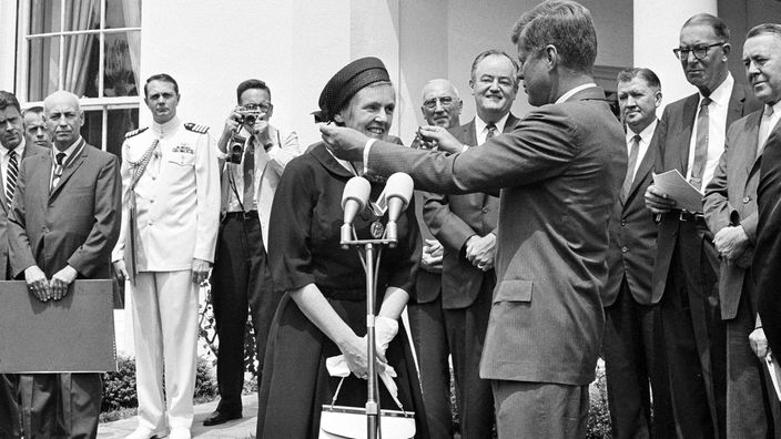 1962: US-Präsident Kennedy händigt Frances Kelsey eine Urkunde aus