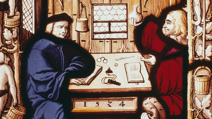 Spätmittelalterliches Glasfenster mit einer Badestubenszene, im Vordergrund sitzen zwei Ärzte.