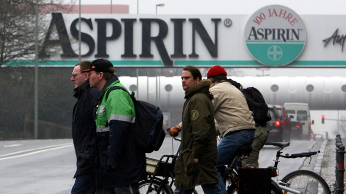 Werbung des Medikaments Aspirin. | Bildquelle: dpa/dpa Picture-Alliance/Oliver Be Werbung des Medikaments Aspirin.