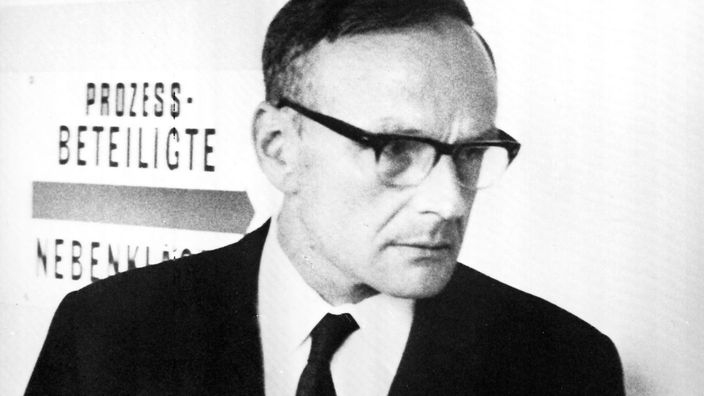 Der Hamburger Erbforscher Professor Widukind Lenz beim Betreten des Gerichtssaals am 12.8.1968 in Alsdorf.