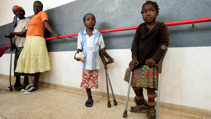 Zwei angolanische Kinder mit Krücken.