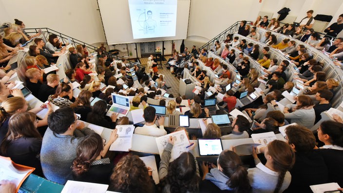Studierende der Medizinsitzen bei einer Vorlesung im Hörsaal der Medizinischen Fakultät an der Martin-Luther-Universität.