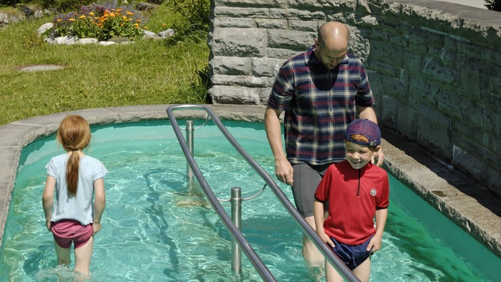 Vater mit Kindern beim Wassertreten. | Bildquelle: imago Vater mit Kindern beim Wassertreten.