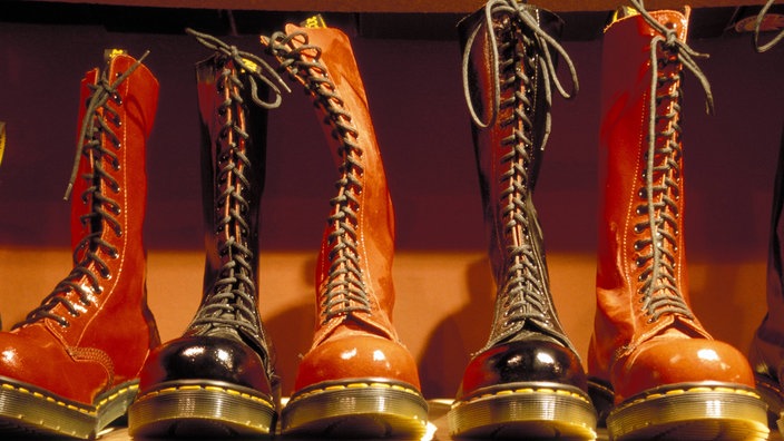 Doc Martens mit gelber Steppnaht im Schuhregal. | Bildquelle: Imago Sportfotodienst Doc Martens mit gelber Steppnaht im Schuhregal.