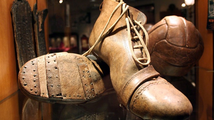 Ein Paar alte Fußballschuhe in einem Museum | Bildquelle: imago Ein Paar alte Fußballschuhe in einem Museum