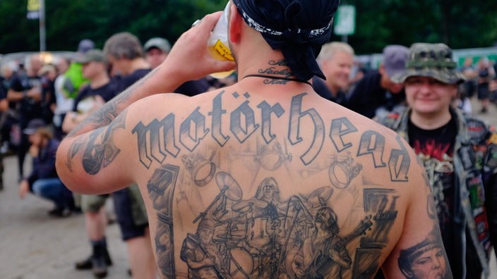 Motörhead- Fan mit Motörhead-Tätowierung auf dem Rücken