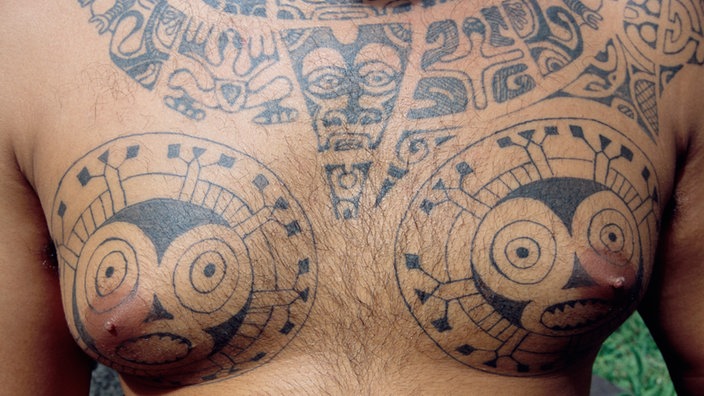 Maori-Tätowierung auf der Brust eines Mannes | Bildquelle: akg Maori-Tätowierung auf der Brust eines Mannes