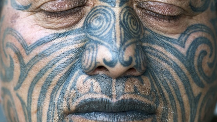 Maori mit Tätowierungen im Gesicht