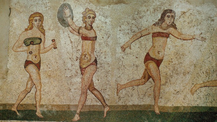 Römisches Mosaik: Römische Frauen im Bikini beim Sport