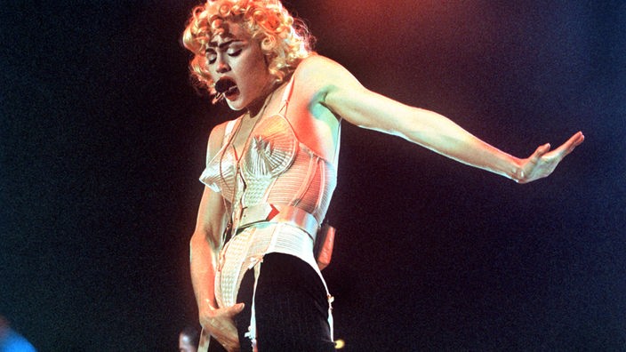 Pop-Sängerin Madonna im Mieder auf der Bühne (1990)
