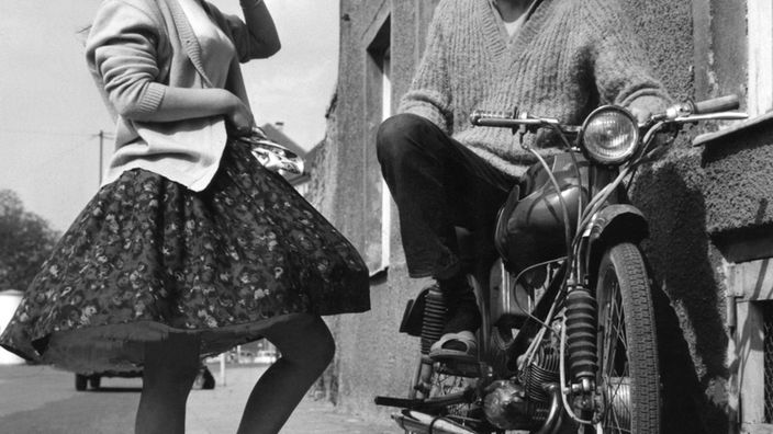 Schwarzweiß-Foto: Mädchen in Petticoat