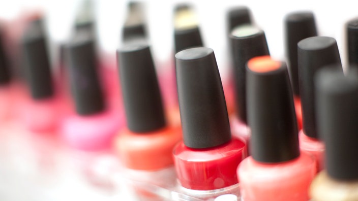 Mehrere Flaschen Nagellack | Bildquelle: WDR/dpa/Ian Hooto Mehrere Flaschen Nagellack