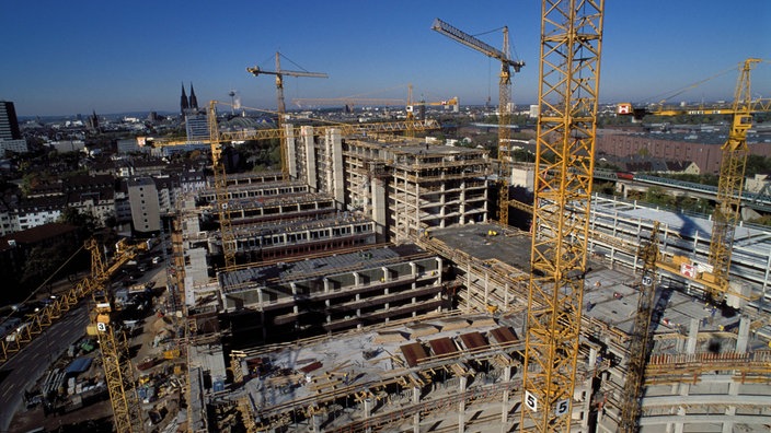 Großbaustelle mit Rohbauten und Kränen | Bildquelle: imago/Sommer Großbaustelle mit Rohbauten und Kränen
