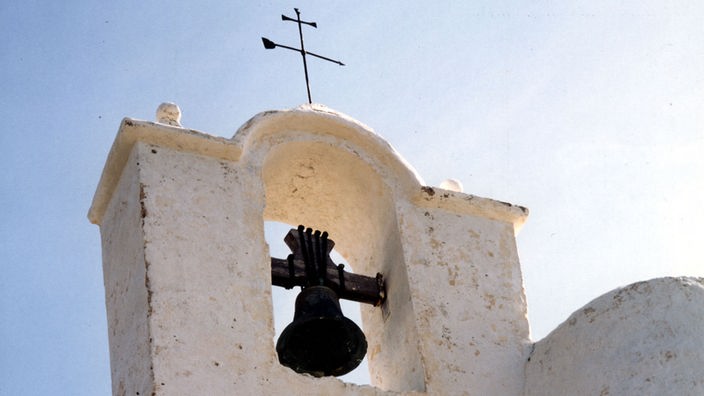 Eine Kirchenglocke in einem Glockenturm auf Ibiza.