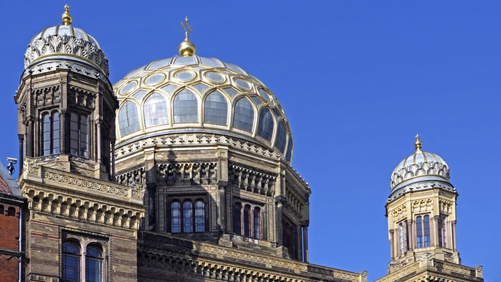 Das Foto zeigt die reich verzierten Kuppeln der Neuen Synagoge in Berlin.