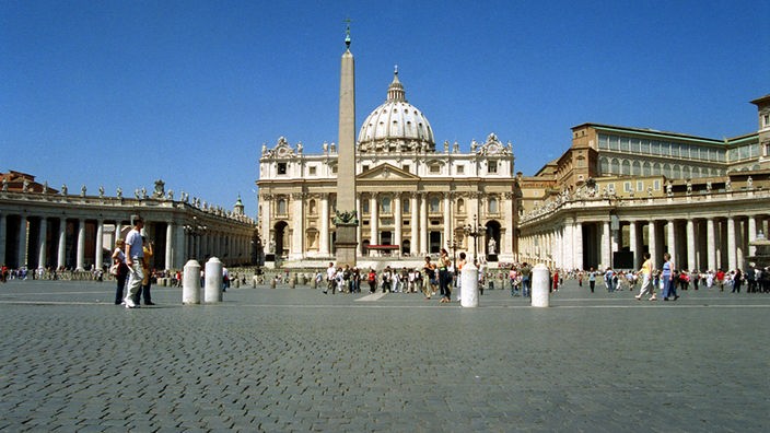 Luftaufnahme von Petersdom und Petersplatz in Rom.