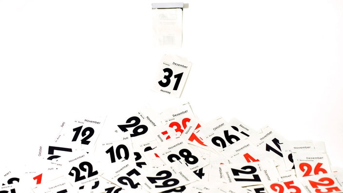 Abreißkalender: Das letzte Blatt fällt | Bildquelle: WDR / mauritius images Abreißkalender: Das letzte Blatt fällt